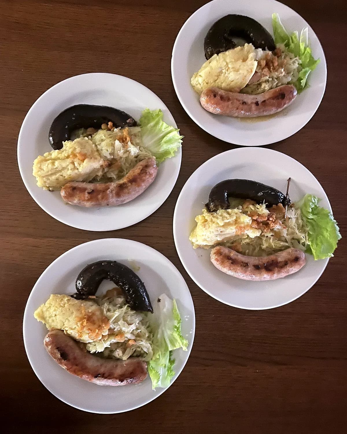 Krožniki s krompirjevo solato, pripravljeni za postrežbo