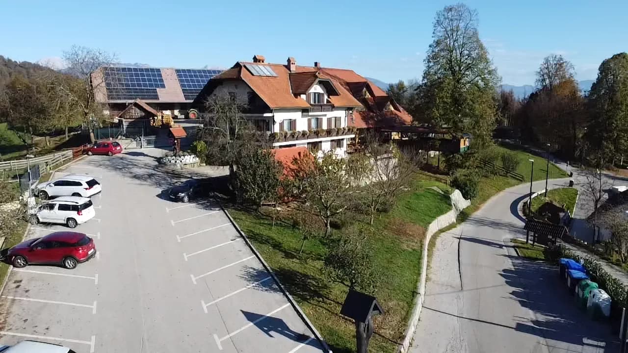Kmetija Blaž in parkirišče iz zraka
