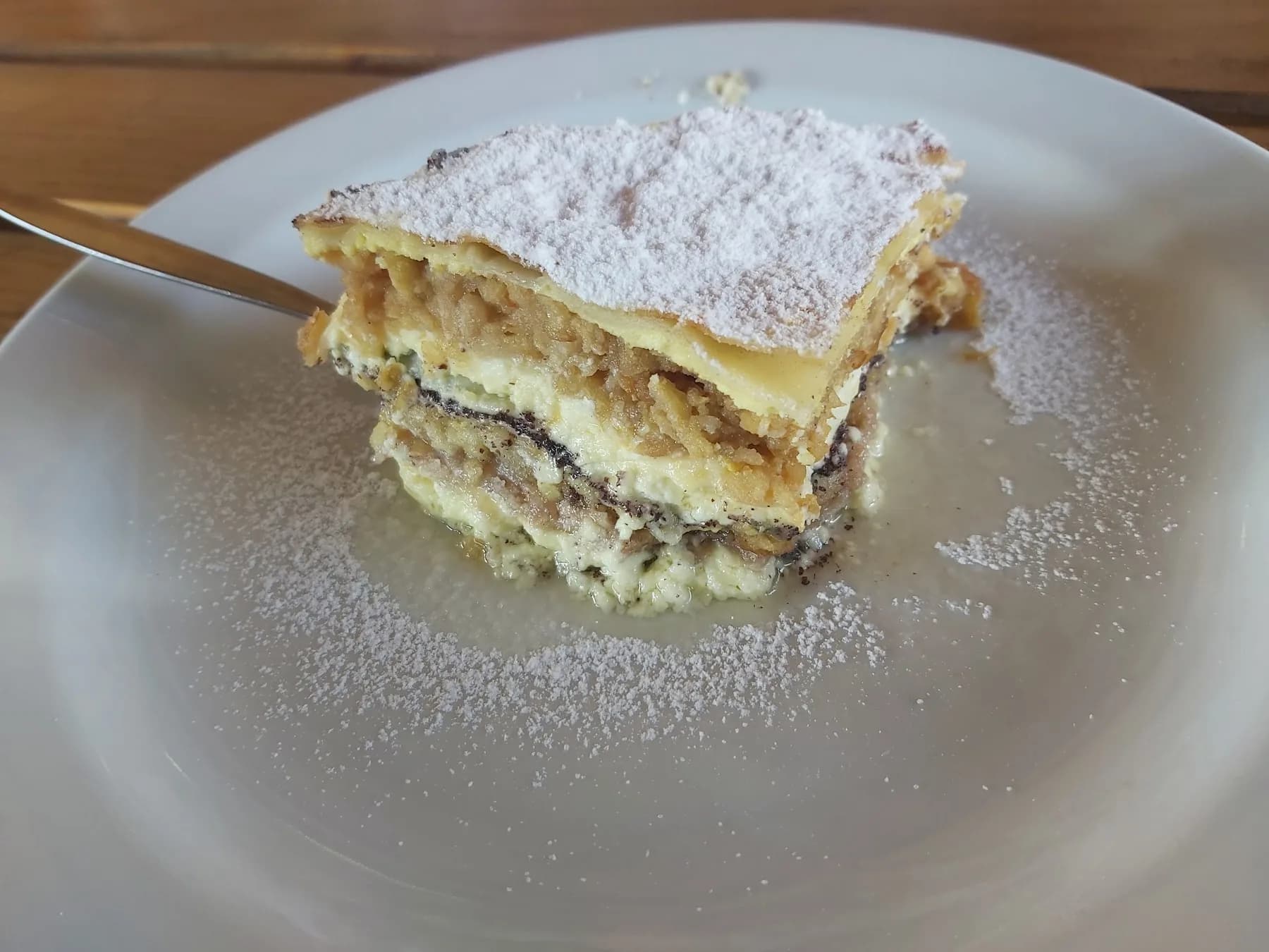 Domača gibanica s sladkorjem v prahu